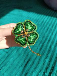 Broche bordado a mano con cuentas de vidrio y perlas de primera calidad - Product Image 2