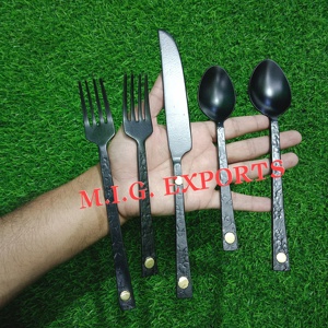 Ensemble de couverts à prix raisonnable en acier inoxydable noir, en vente par M.I.G. EXPORTATIONS - Product Image 5