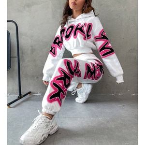 Ensemble de survêtement pour femme, design tendance, confortable, pour l'entraînement et les activités de plein air, avec logo - Product Image 1