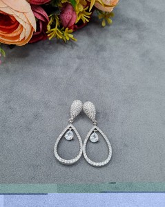 Boucles d'oreilles pendantes élégantes Lucentarts en forme de goutte d'eau, boucles d'oreilles de luxe en diamant AD en forme de larme, bijoux de mode pour femmes, mariage, mariée - Product Image 3