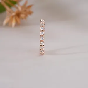 Élégante bague de mariage pour femme, bijoux fins, bague éternité en or rose avec pierres blanches rondes sur le côté - Product Image 4