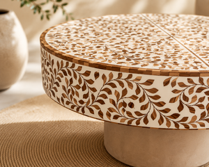 Table basse ronde en rotin tressé avec incrustation de nacre, table centrale contemporaine pour salon, design personnalisé - Product Image 4