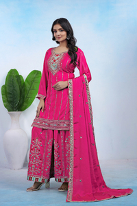 Haut en soie chinon avec broderie à motif micro-codé intégré, associé à un pantalon palazzo ample et à une dupatta en soie chinon brodée. - Product Image 6