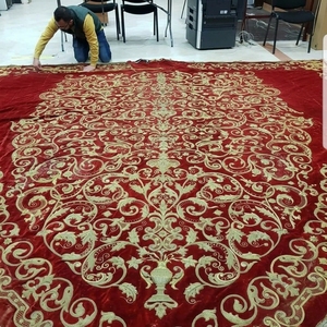 Alfombra de terciopelo rojo grande con bordado de lingotes de oro, tapicería floral Zardozi hecha a mano y personalizada, textil real para iglesias y ceremonias - Product Image 1