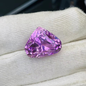 พลอยคุนไซต์ทรงหัวใจธรรมชาติ น้ำหนัก 12.06 กะรัต คุณภาพเกรด AAA ความเงางามระดับ AAA สีสวยงาม เหมาะสำหรับการขัดแต่ง ราคาถูก - Product Image 5