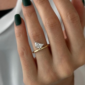 Anillo Solitario Único de Diamante Cultivado en Laboratorio de 1 Quilate en Forma de Media Luna, Oro Amarillo de 18K y 14K, Dos Tonos, Anillo de Compromiso y Boda Moderno, Certificado IGI - Product Image 4