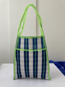 Bolso Tote Mediano de Moda con Rayas de Nailon Reciclado Ellora, Reutilizable, Ecológico, Ligero, para Uso Diario, Tipo Bandolera - Product Image 2