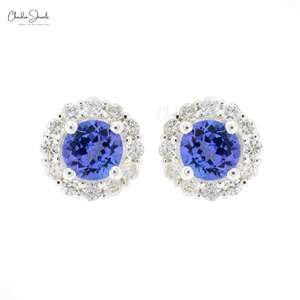 Boucles d'oreilles tendance pour femme en or blanc 14 carats avec tanzanite naturelle, clous délicats à dos poussoir, serties de diamants en halo, article en stock - Product Image 1