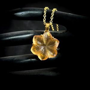 Collar con colgante de flor de piedra lunar melocotón tallada a mano para mujer, hecho a mano con gema de piedra lunar melocotón - Product Image 4