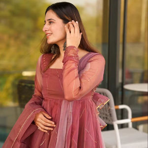 Elegante Conjunto de Vestido de Organza Premium Color Salmón Brillante - Product Image 1