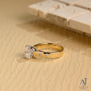 Anillo de Compromiso Ovalado de Moissanita Color Oro con Piedras Laterales, Anillo de Boda Nupcial - Product Image 4