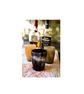 Verre à shot exotique en corne de buffle, fait main, récipient à boisson naturel, vaisselle de bar rustique, accessoire de service de boisson traditionnel pour Col - Product Image 1