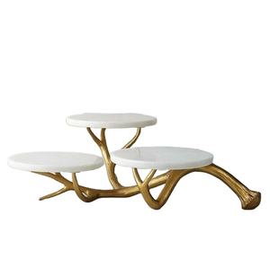 ชั้นวางเค้กหินอ่อนหลายชั้นสุดหรู พร้อมฐานโลหะสีทองรูปทรงกิ่งไม้ สำหรับจัดแสดงขนมหวานในงานอีเว้นท์ ตกแต่งโต๊ะ ชั้นวางเค้กสามชั้น - Product Image 1