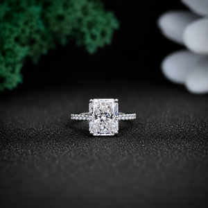 Bague de fiançailles en moissanite taille radiant pour femme, en argent plaqué rhodium, sertie griffes, style classique, cadeau - Product Image 2