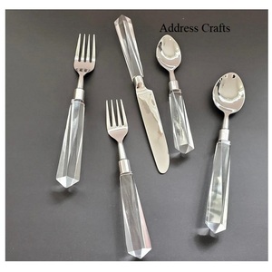 Ensemble de couverts au design moderne avec manche en résine, plaqué or PVD, pour la table lors de mariages, événements et fêtes, cuillère, fourchette, couteau - Product Image 4