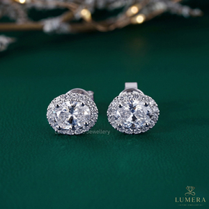 Boucles d'oreilles minimalistes en diamant de laboratoire taille ovale, serti halo de micro-diamants blancs, avec monture en panier à poussoir pour la pierre centrale - Product Image 3