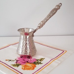 Cafetière turque artisanale en laiton avec poignée en bois, motif floral émaillé, Cezve traditionnelle pour la maison, le café, l'hôtel, idée cadeau - Product Image 1