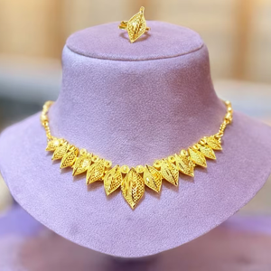 Chaînes plaquées or avec imitation de perles et motif croisé de style vintage, détails raffinés, Rendition Valley Kings Enigmatic Egypt - Product Image 1