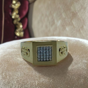 Anillo de Oro Amarillo para Hombre con Racimo de Diamantes Cuadrados en la Parte Superior y Banda Pulida Refinada, Estilo Contemporáneo - Product Image 2