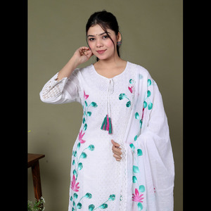 Elegante Conjunto Tradicional de Kurta de Algodón Blanco con Motivos Florales Pintados a Mano y Dupatta con Detalles de Encaje para Bodas Elegantes y Eventos Étnicos - Product Image 4