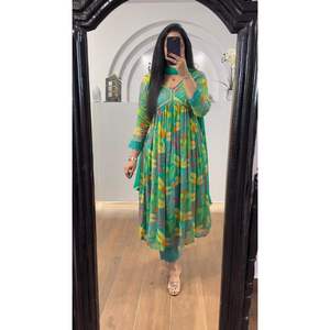 NUEVA COLECCIÓN Conjunto de Ropa de Trabajo para Mujer, Top y Pantalón Alia con Dupatta, Estampado de Bordado con Lentejuelas Chino, Verde - Product Image 1