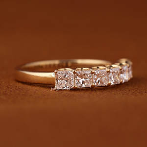 Bague de mariage demi-éternité en or massif 14 carats avec diamant de laboratoire taille princesse de 1,50 carat au total, couleur VVS DEF - Product Image 2