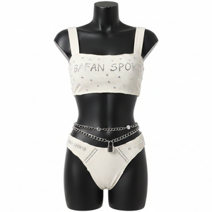 Conjunto de bikini premium para mujer, de nailon y spandex acanalado, color blanco, elástico, con pedrería y logotipo personalizado por transferencia térmica. - Product Image 1