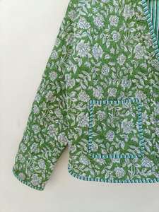 Chaqueta de Algodón Acolchada Floral Verde Hecha a Mano: Prenda Reversible para Mujer - Product Image 4