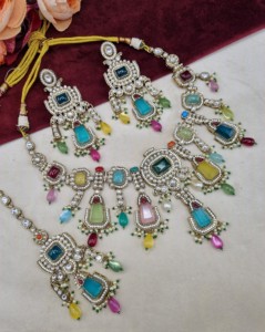 Collar de diseñador con piedra de corte radiante hecho a mano, con aretes y mangtika para mujer, colección de joyería tradicional étnica. - Product Image 4