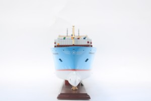 เรือบรรทุกสินค้าจำลอง EMMA MAERSKK ทำจากไม้ งานแฮนด์เมด ทาสี รูปทรงไม่สม่ำเสมอ ของตกแต่งตามหลักฮวงจุ้ย เหมาะสำหรับตั้งโชว์ ของสะสม ของขวัญทางธุรกิจ - Product Image 5