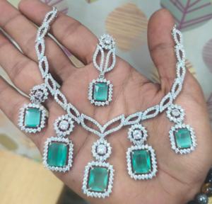 Ensemble de colliers pour femmes en laiton à l'aspect perle classique avec finition élégante et durable pour les mariages, les festivals et les événements formels - Product Image 2