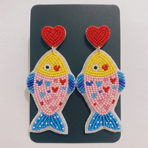 Lindos Pendientes Colgantes de Pez Hechos a Mano con Cuentas para Mujer, con Perlas de Imitación, Diseño de Rayas Coloridas y Corazón Rojo con Base de Fieltro - Product Image 3