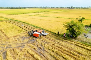 Kubota DC-108X 108HP Diesel Combine <b>Harvester</b> Rice Grain Harvesting Equipment for Commercial Farming - Product Image 5
