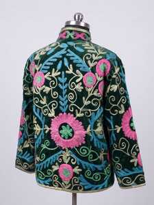 Veste en velours vert brodée Suzani pour femme, d'inspiration ouzbèke traditionnelle, motif floral, artisanale, art populaire bohème - Product Image 4