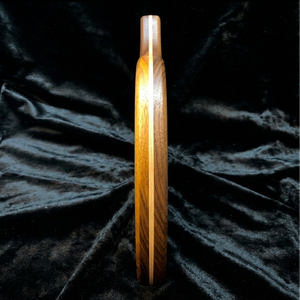 Planche à découper en bois en forme de feuille, élégante, avec un design contrasté bicolore et une poignée courbée raffinée. - Product Image 4
