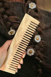 Peine de madera de Neem hecho a mano, herramienta natural para el cuidado del cabello, anticaspa y antiestática, ecológica, ligera y reutilizable - Product Image 5