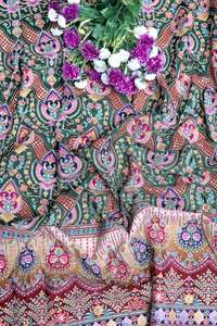 Tela Crepé Natural Verde Botella con Estampado Floral Geométrico y Borde Ornamental para Material de Vestido Kurti, Prenda Étnica - Product Image 4