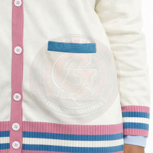 เสื้อคาร์ดิแกนมหาวิทยาลัยแจ็คแอนด์จิลแบบสั่งทำพิเศษ สีขาว เสื้อสเวตเตอร์ผู้หญิง ผ้าอะคริลิกพรีเมียม ถักลายเชนิลล์ ปักลายด้านหน้า ติดกระดุมแบบวาร์ซิตี้ - Product Image 5