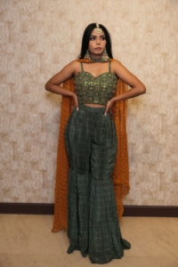 Elegante conjunto indio de top y pantalón gharara con dupatta, largo hasta el suelo, corte holgado, ropa étnica para boda, estampado digital verde y naranja. - Product Image 4