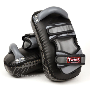 Twins Curved Kick Pads, Almohadillas de Protección de Cuero Negro/Gris para Entrenamiento, Hechas a Medida, para Boxeo y MMA Muay Thai - Product Image 2