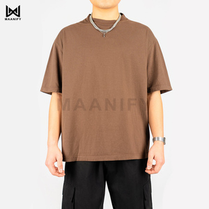 เสื้อยืดโอเวอร์ไซส์สีมอคค่าสุดหรูสำหรับผู้ชาย สไตล์สตรีทแวร์ทรงหลวม ผลิตจากผ้าฝ้ายหวี ย้อมสีสำเร็จรูป รับทำโลโก้ตามสั่ง ผู้ผลิต OEM MAANIFY - Product Image 2