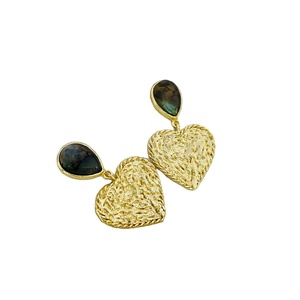 Boucles d'oreilles pendantes de créateur en pierre de Labradorite martelée plaqué or Boucles d'oreilles pendantes en pierre à la mode - Product Image 1