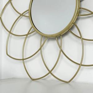 Le charme industriel luxueux et artisanal des miroirs floraux en métal complète les thèmes de décoration minimalistes et modernes. - Product Image 2
