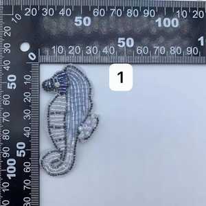 Breloques de sac brodées de perles de rocaille avec logo personnalisé, vente en gros, breloques de sac brodées à la main avec porte-clés pour sacs de femme - Product Image 2