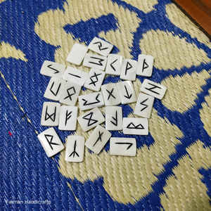 Ensemble de 25 lettres runiques artisanales en os de buffle, symboles naturels sculptés pour la divination et la décoration, à prix avantageux - Product Image 2