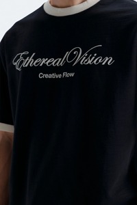 เสื้อยืดโอเวอร์ไซส์สีดำสำหรับผู้ชาย แขนสั้น คอกลม แต่งขอบตัดกัน ผ้าฝ้ายเจอร์ซีย์ 100% เป็นมิตรกับสิ่งแวดล้อม ป้องกันรอยยับ น้ำหนัก 240 กรัม สไตล์มินิมอล - Product Image 4
