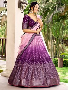 Robe longue élégante à imprimé géométrique violet, taille empire, coupe trapèze, col en V, manches trois quarts, en satin, design fait main - Product Image 2