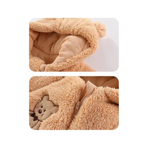 Lindo pelele marrón de piel sintética para bebé con capucha y detalles de orejas para uso invernal en bebés. - Product Image 5