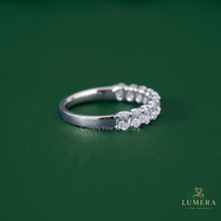 Bague ovale en diamant, sertie demi-éternité à griffes, pierres ovales taille brillant, tige en or massif élégante, bijou de luxe raffiné