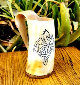 Chope à bière en corne de Viking gravée à la main : authentique chope à bière - Product Image 1